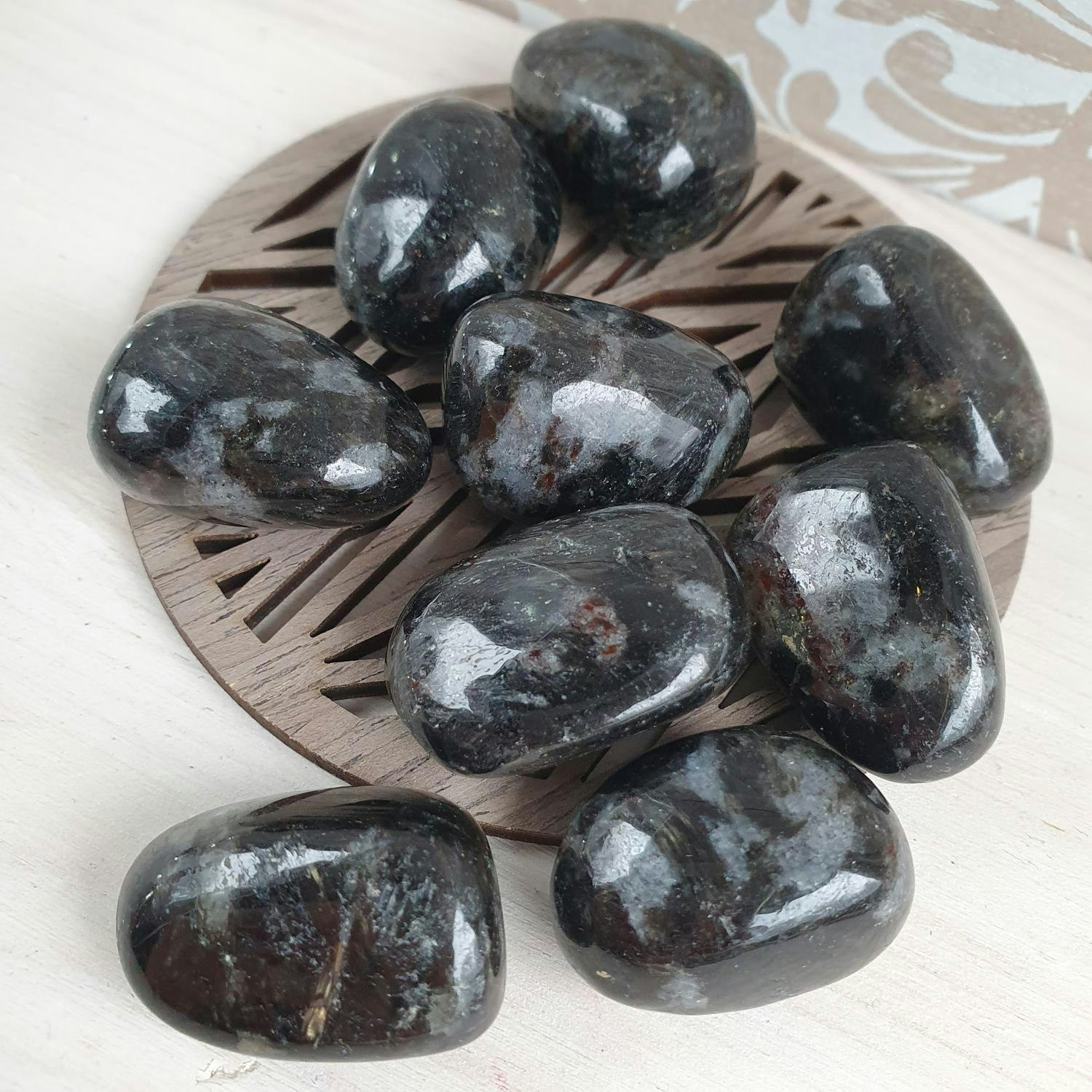 Trumlad Astrophyllite 16-23 g M. Vi väljer.