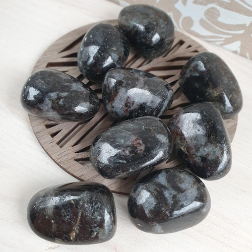 Trumlad Astrophyllite 16-23 g M. Vi väljer.