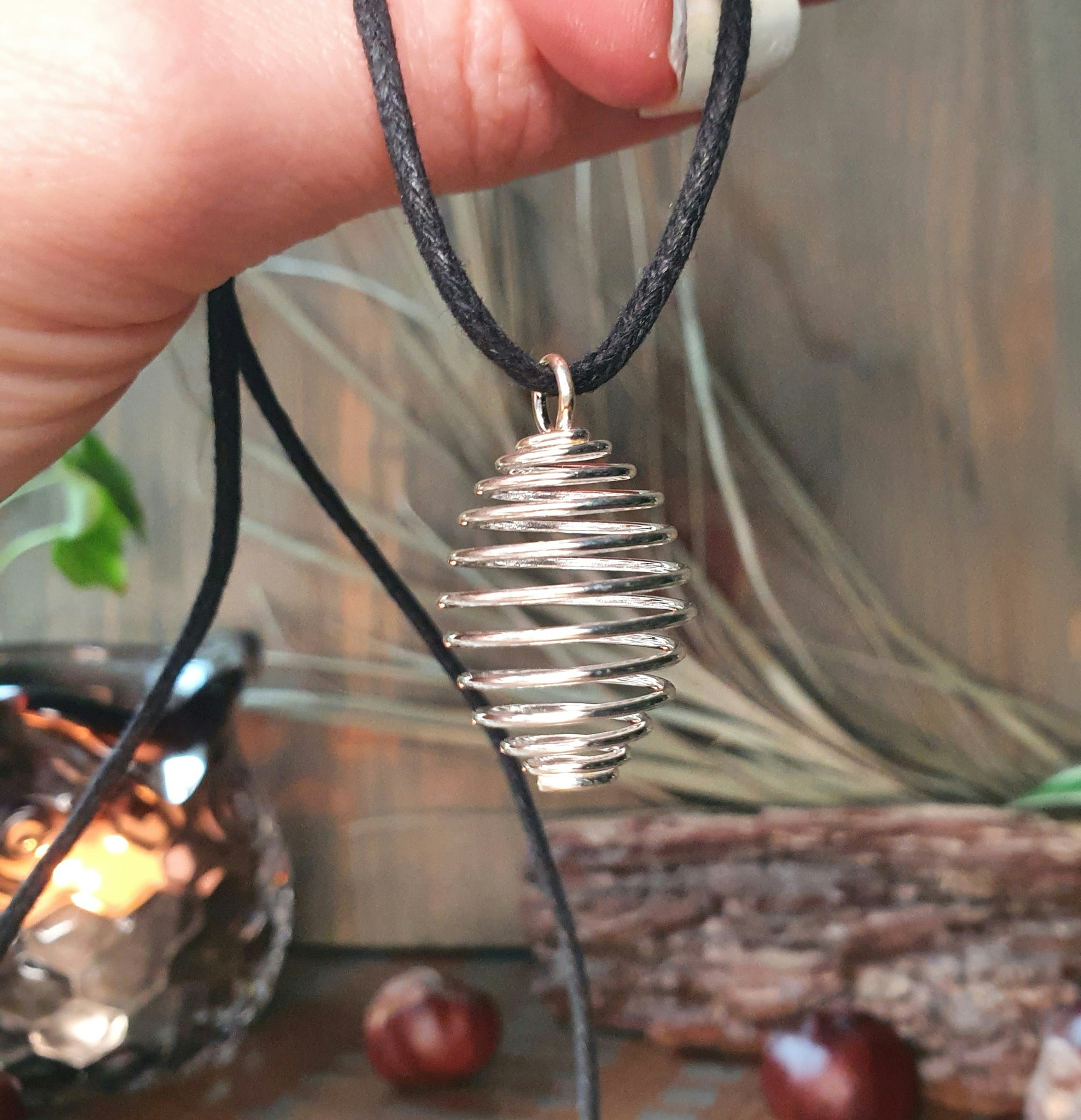 Halsband med liten stenbur