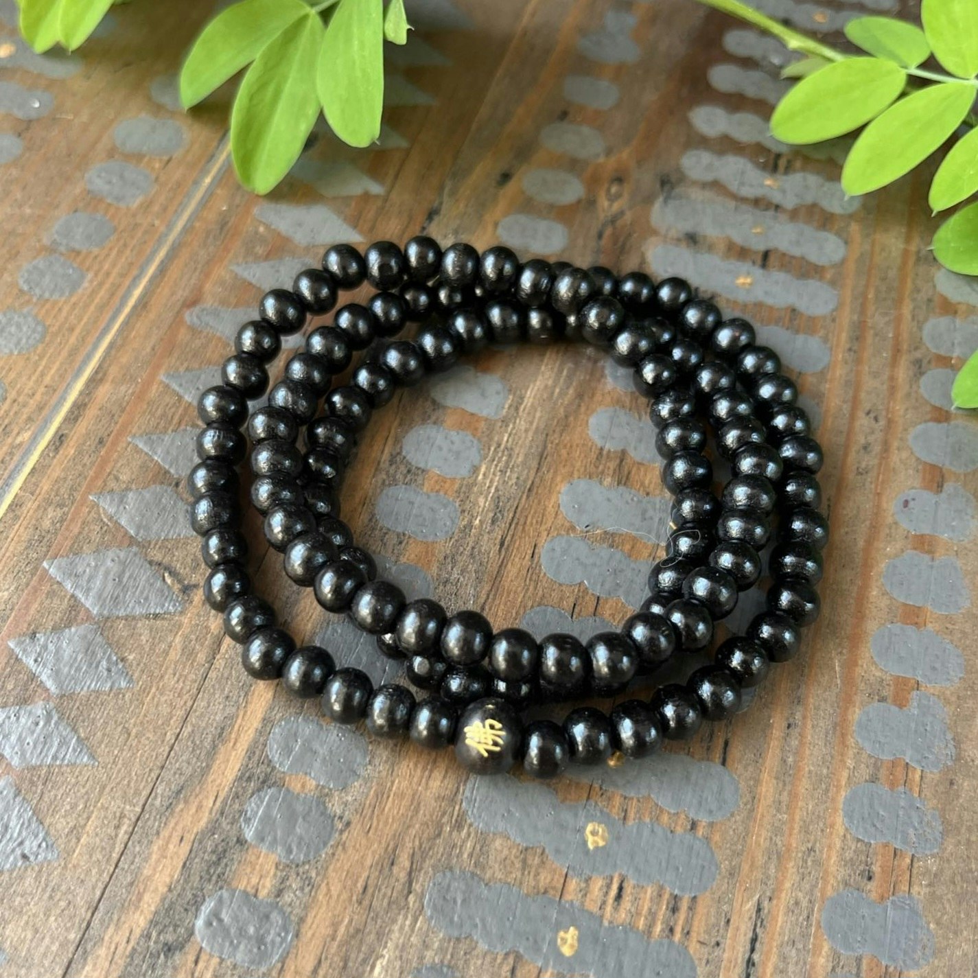 Mala/armband av svarta träpärlor