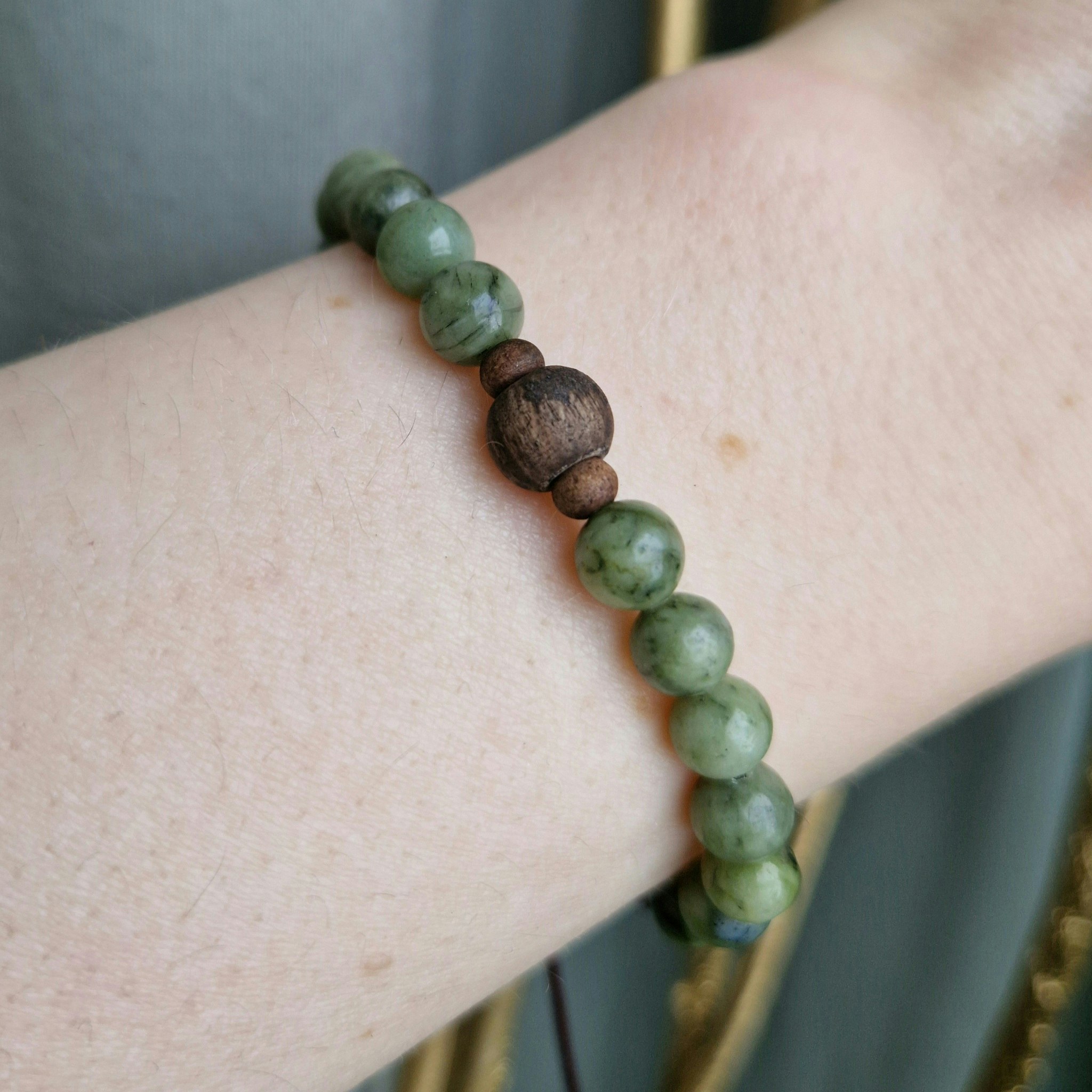 Armband med Serpentin och träkulor i makrame stl S/M