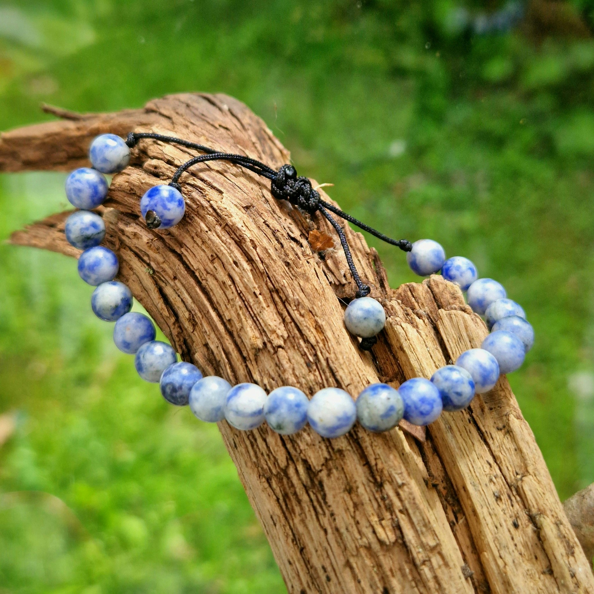 Armband med Blåfläckig Jaspis och träkulor i makrame stl S/M