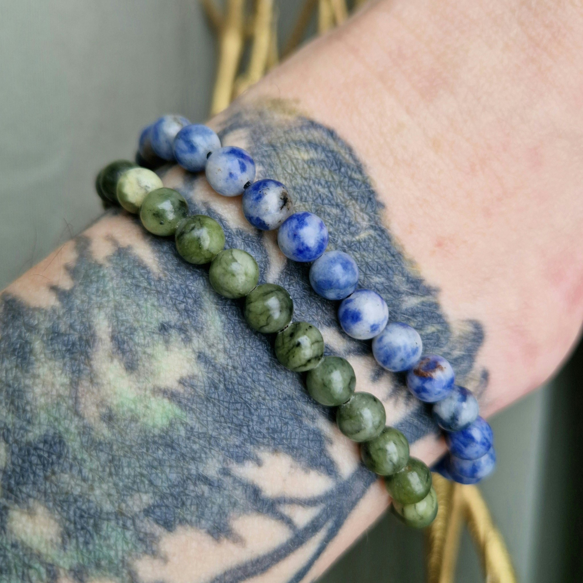 Armband med Blåfläckig Jaspis och träkulor i makrame stl S/M