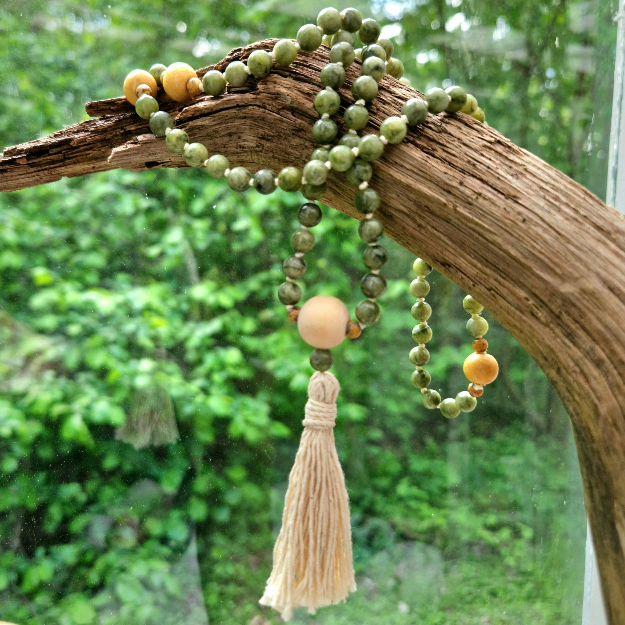 Kopia Mala med Serpentin, träpärlor och naturfärgad tassel 84 cm