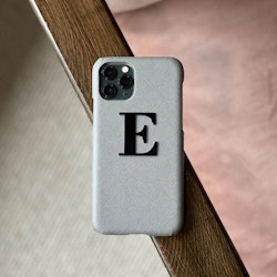 Grey met metalen letter