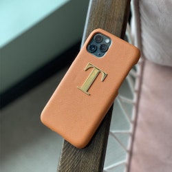 Oranje met metalen letter