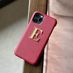 Red met metalen letter