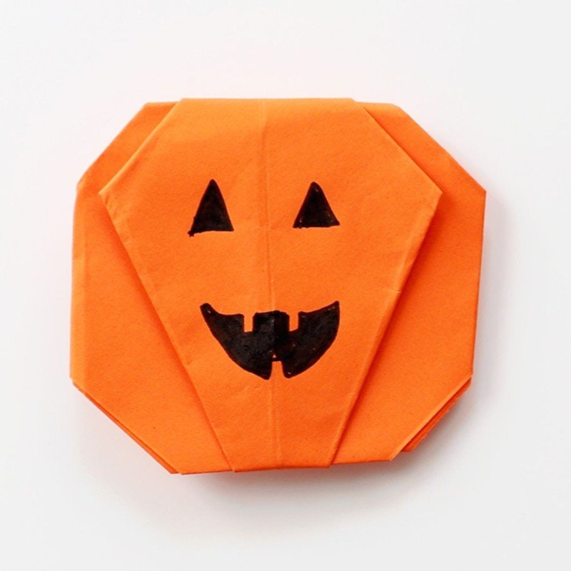 Vik en pumpa av papper - Halloweenpyssel