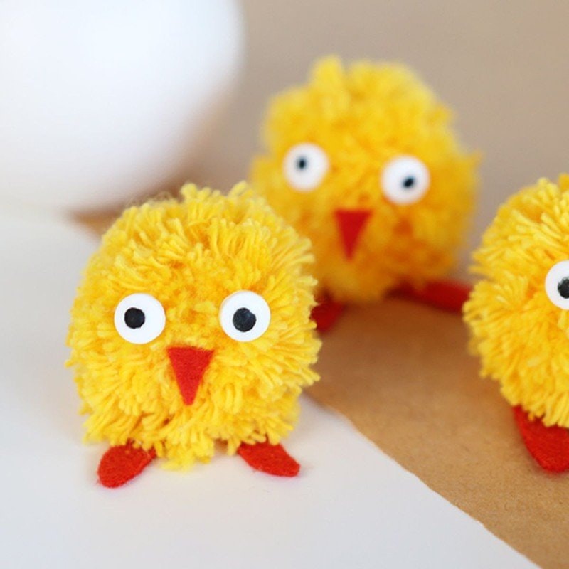 Påskkycklingar av pompom-bollar