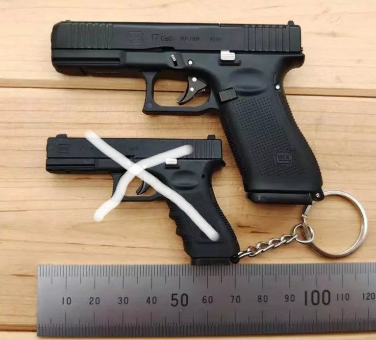 Glock 17 gen 5 miniatyrmodell skala 1:2 svart