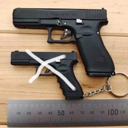 Glock 17 gen 5 miniatyrmodell skala 1:2 svart