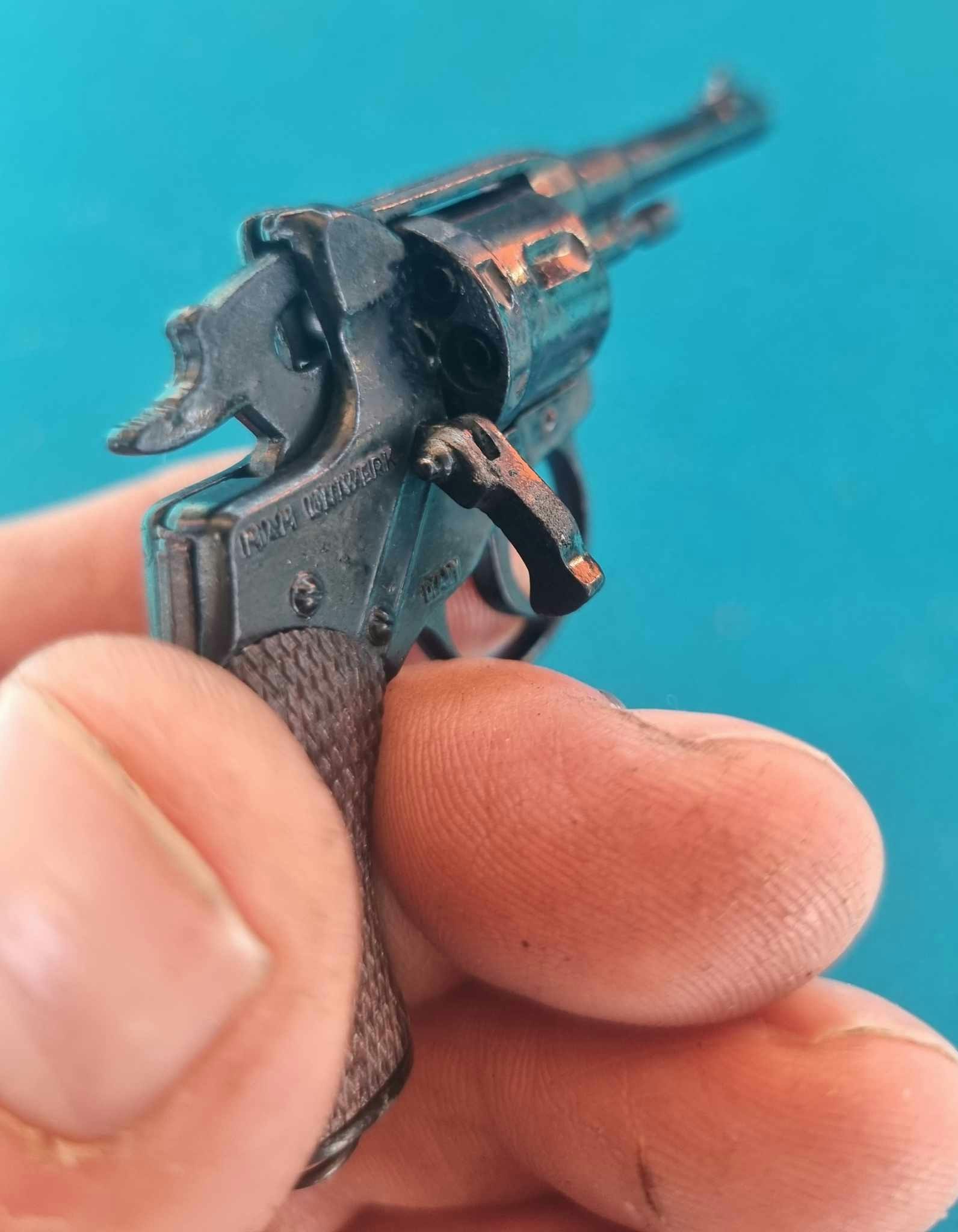 Uniwerk Italy  Nagant revolver Miniatyrmodell