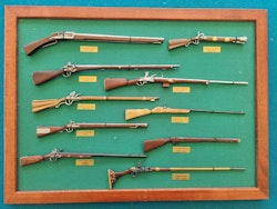 Fräck tavla med miniatyrvapen