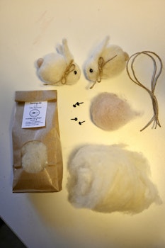 - DIY-kit - Tova två vita kaniner