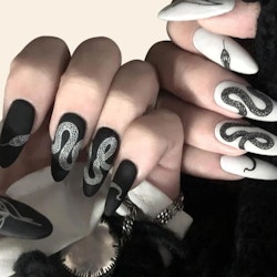 24 vita-svarta naglar med
