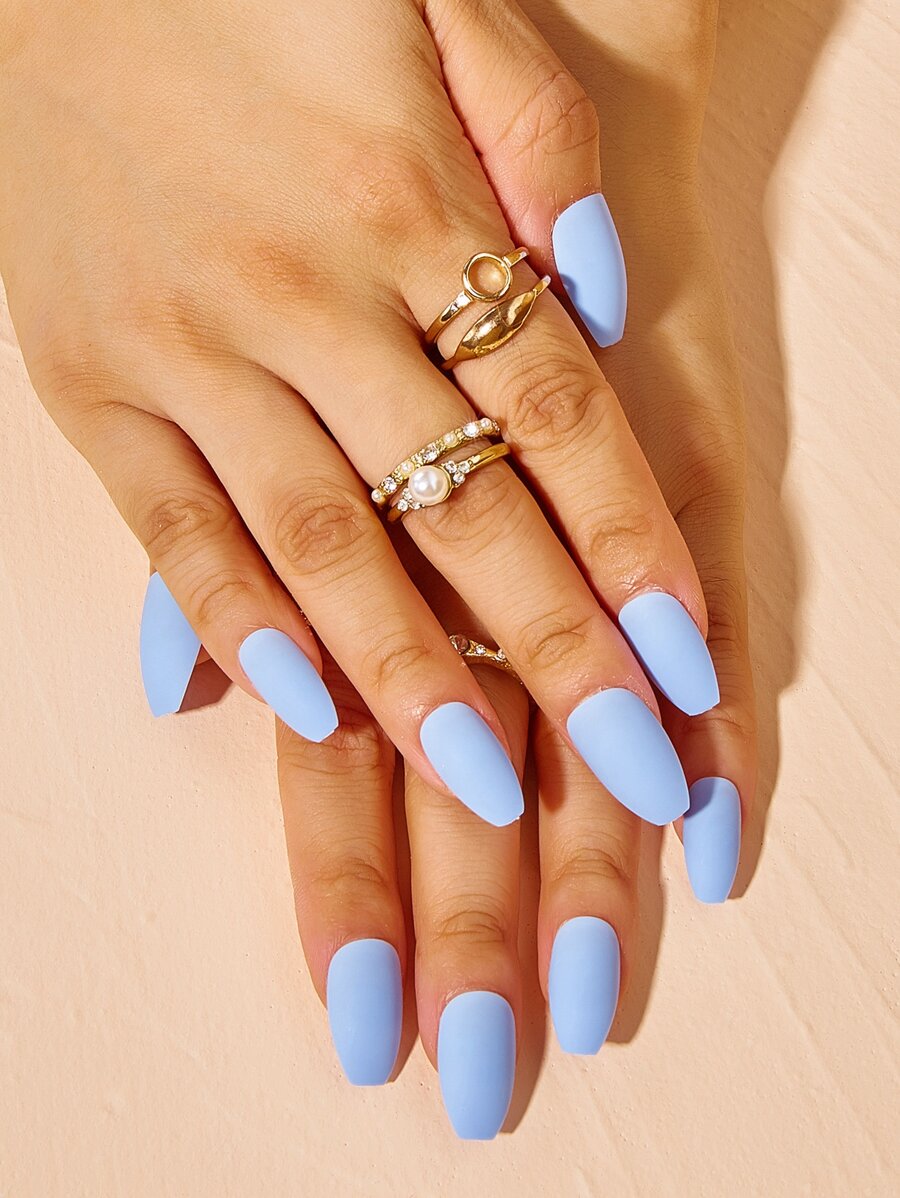 Iriseva blå naglar