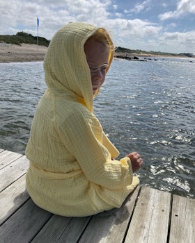 Badrock i muslin med huva (gul)