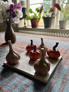 Tre i rad spel med pumpor och vitlökar