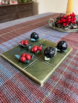 Tre i rad spel i keramik med blåbär och lingon