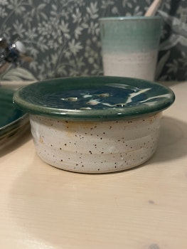 Tvålfat med uppsamlingsskål