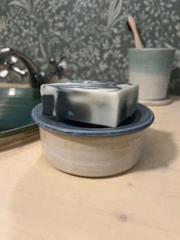 Tvålkopp med uppsamlingsskål