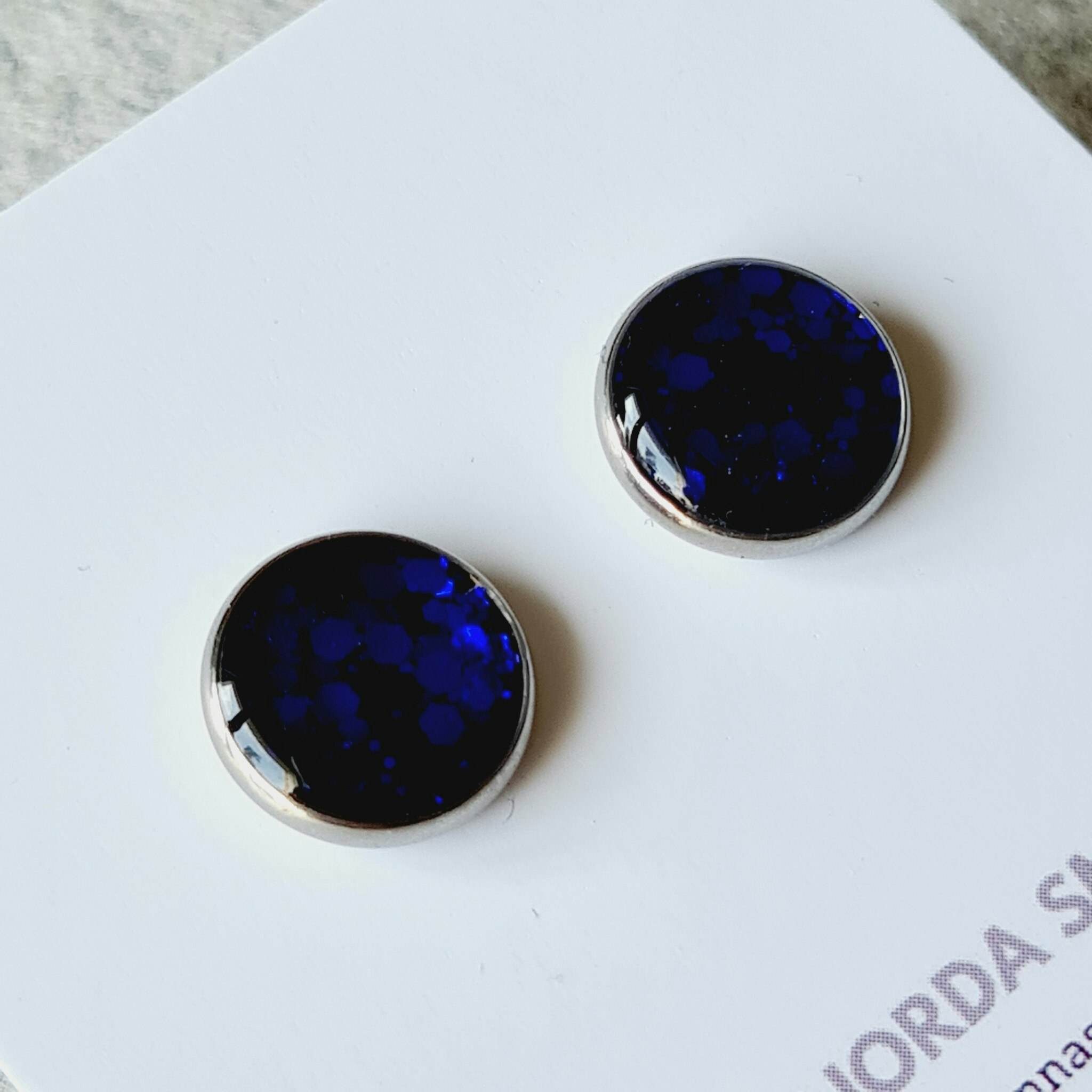 Örhänge - mörkblått glitter (14 mm)
