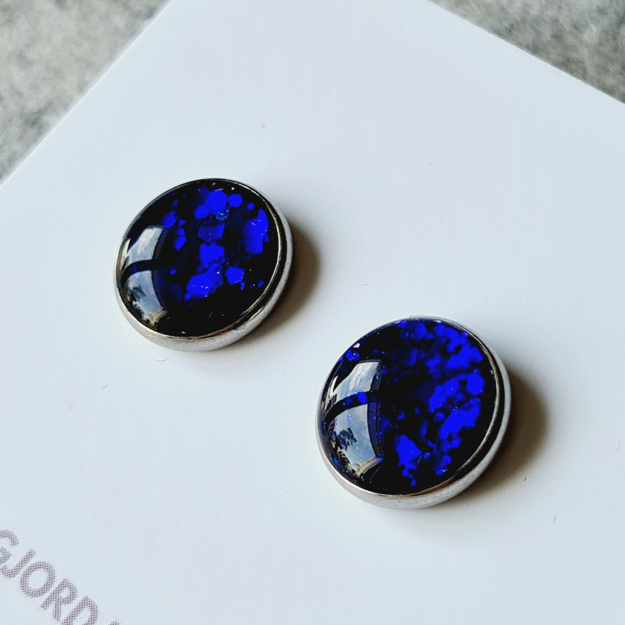 Örhänge - mörkblått glitter (14 mm)