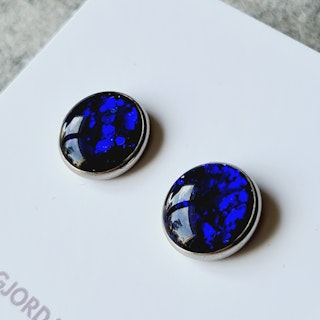 Örhänge - mörkblått glitter (14 mm)