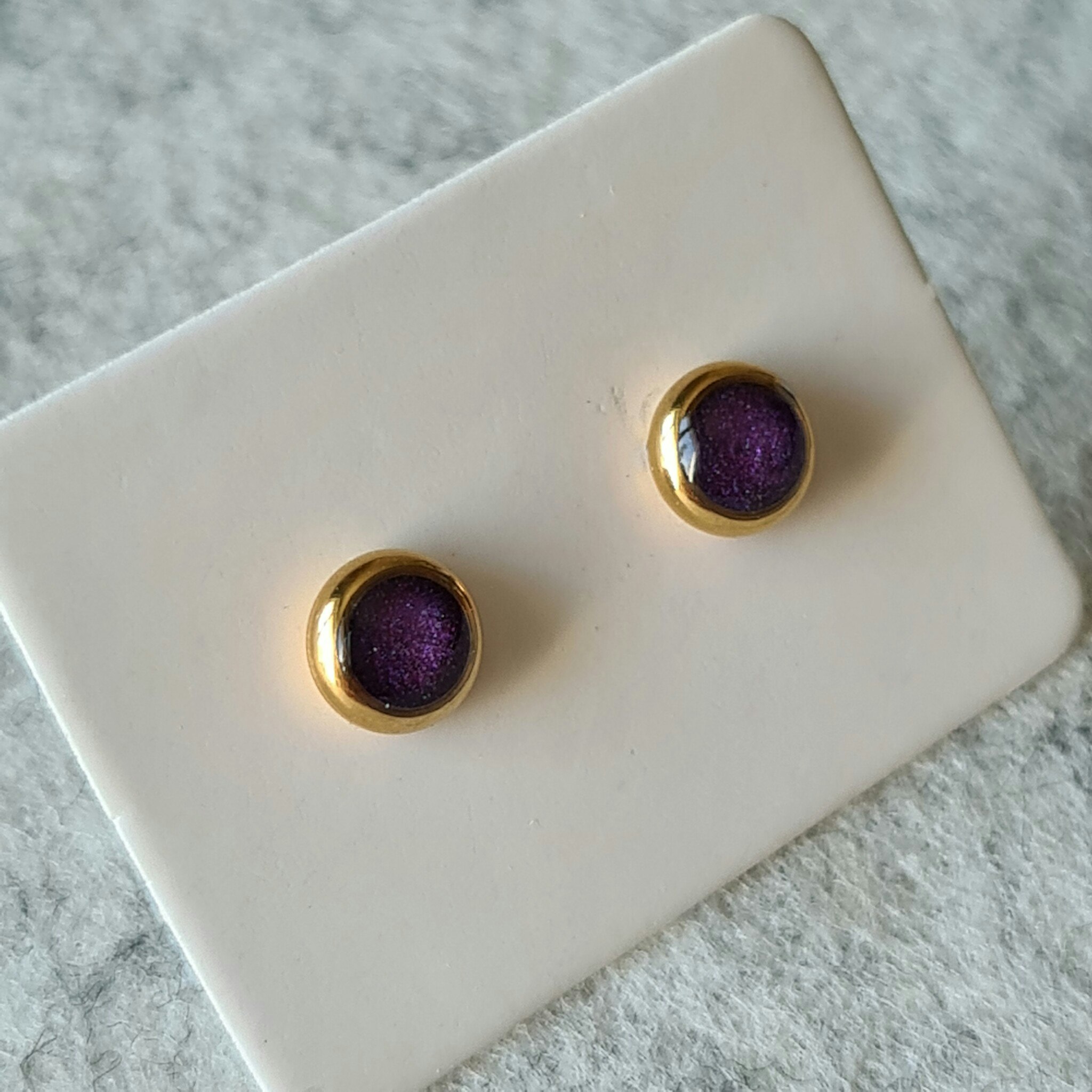 Örhänge MINI guld - lila (6 mm)