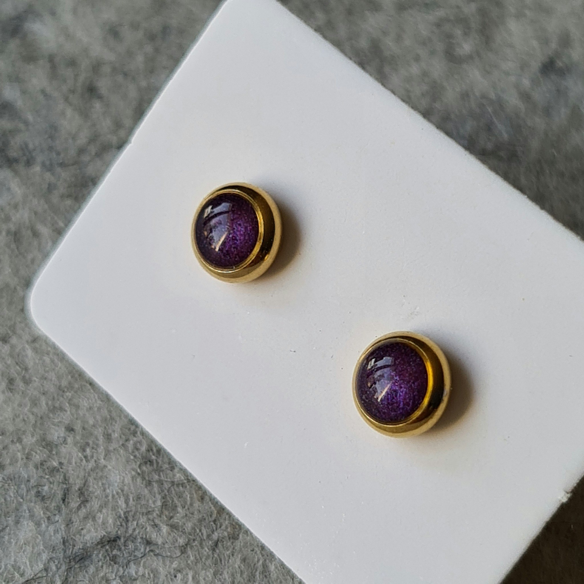 Örhänge MINI guld - lila (6 mm)