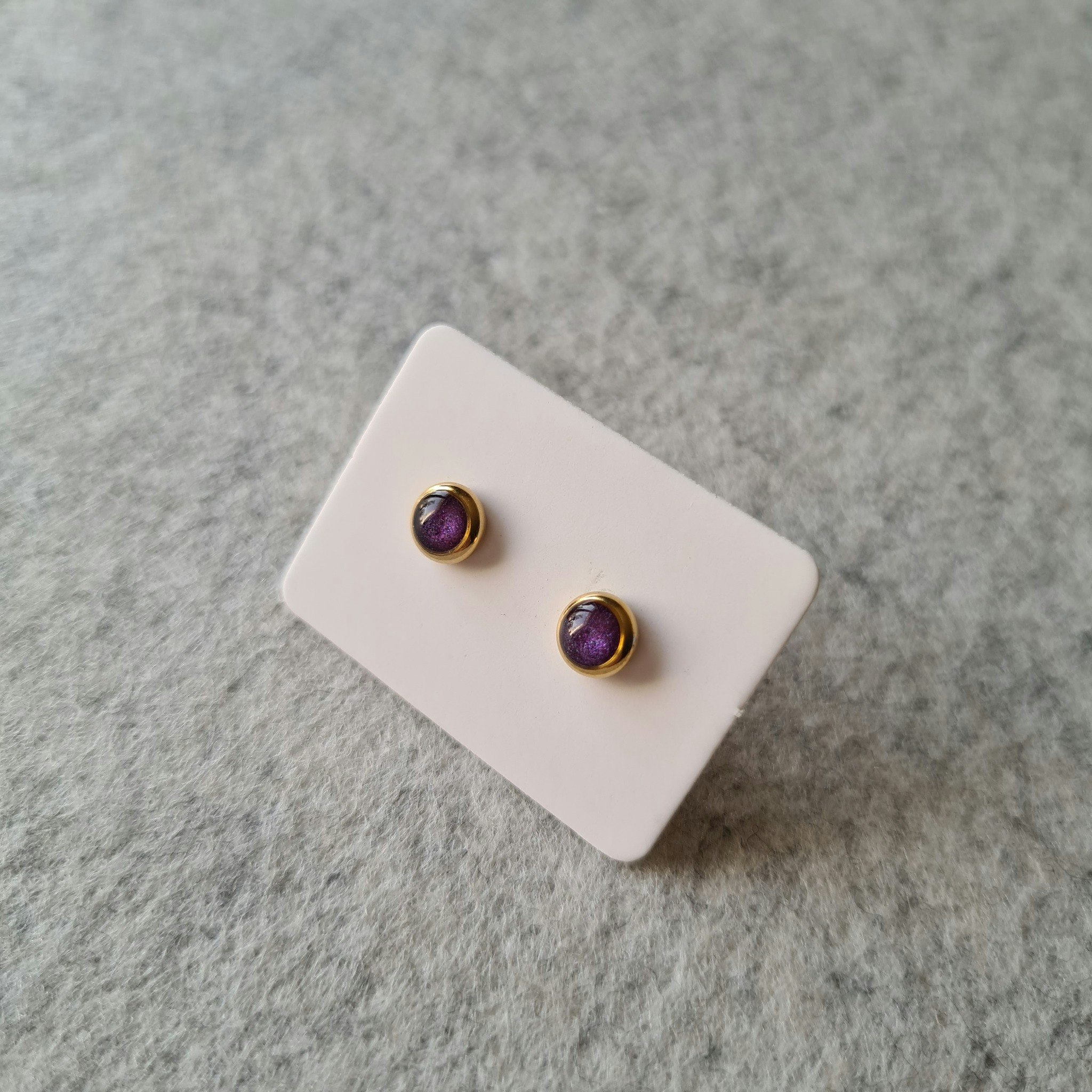 Örhänge MINI guld - lila (6 mm)