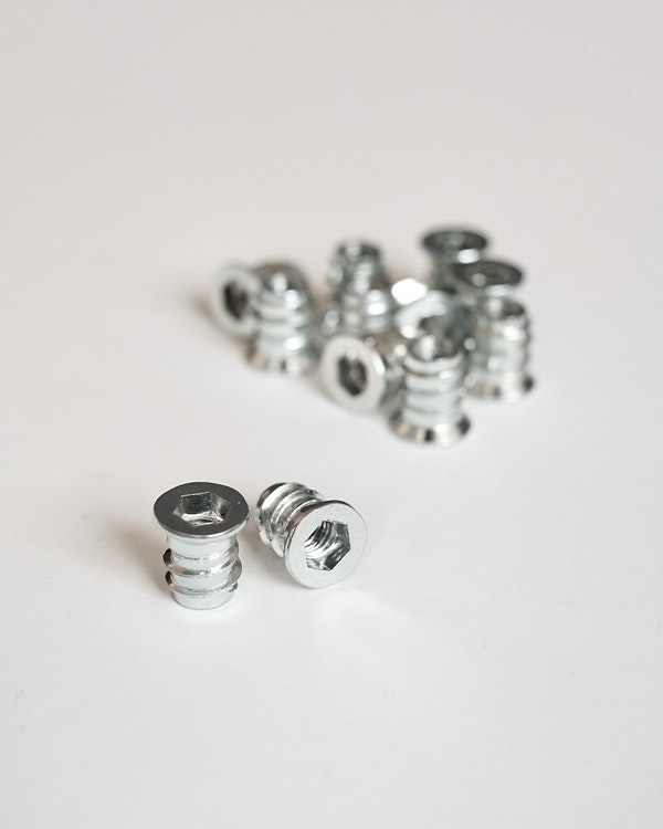 20 st rampamuff (insexfattning) + möbelskruv 20 mm
