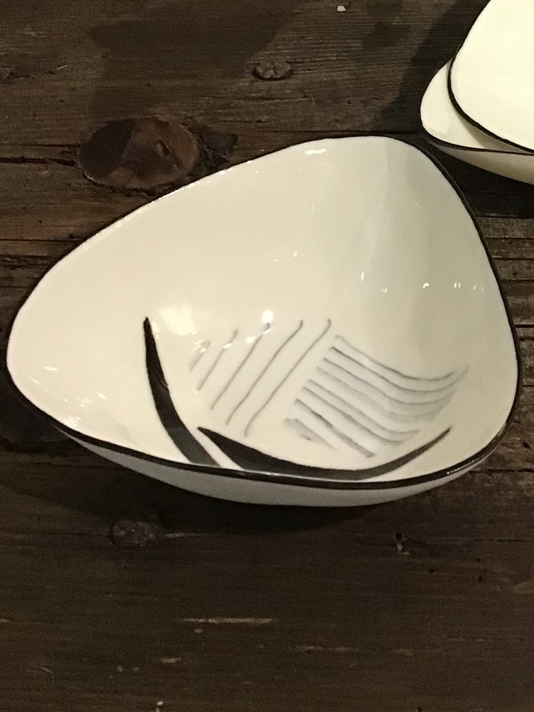 Handgjord skål i porslin. Vit med svart dekor. Ca 11 x 4,5 cm