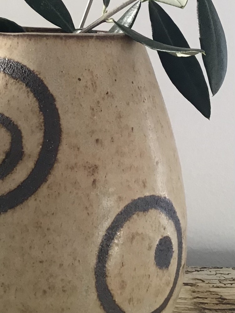 Handgjord keramikvas 15 cm.