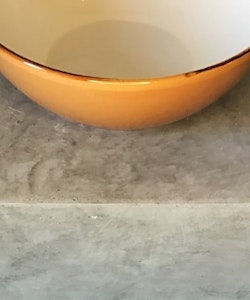 Handgjord skål 23 cm. Vit/brun.