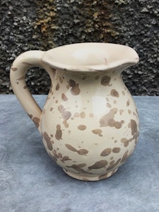 Handgjord mjölkkanna 10 cm. Spruzzi. Ljusbrun.