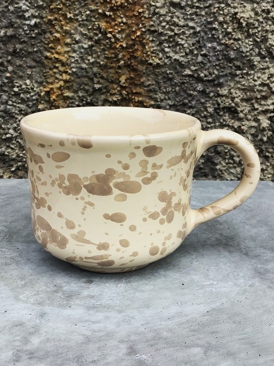 Handgjord kopp/mugg 10 cm. Spruzzi. Ljusbrun.