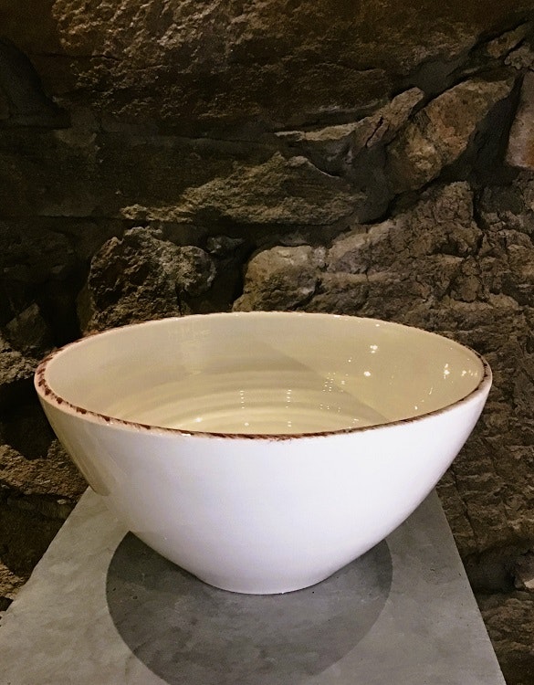 Handgjord skål med dekorerad kant 30 cm.
