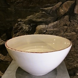 Handgjord skål med dekorerad kant 30 cm.