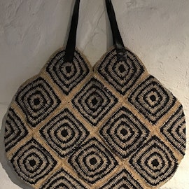 Crochet stråväska. Natur/svart.