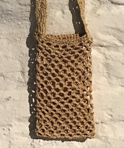 Crochet mobilväska. Ljus natur.