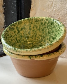 Handgjord skål 19 cm. Grönmönstrad.