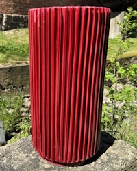 Räfflad handgjord vas 35 cm. Röd.