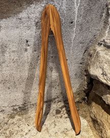 Tång i olivträ 24 cm.