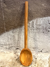 Serveringssked i olivträ 25 cm.