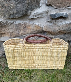 Stråväska/korg 42 cm med handtag i naturläder.