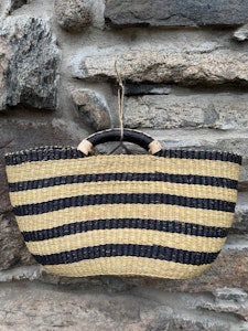Stilren korg med korta handtag 48 cm. Svart/natur.