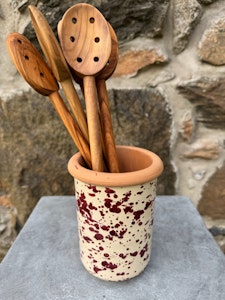Handgjord krus 15 cm. Spruzzi. Vinrött.