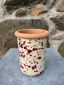 Handgjord krus 15 cm. Spruzzi. Vinrött.