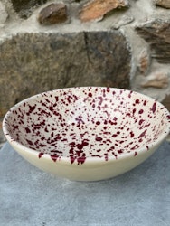 Handgjord skål 23 cm. Spruzzi. Vinröd.
